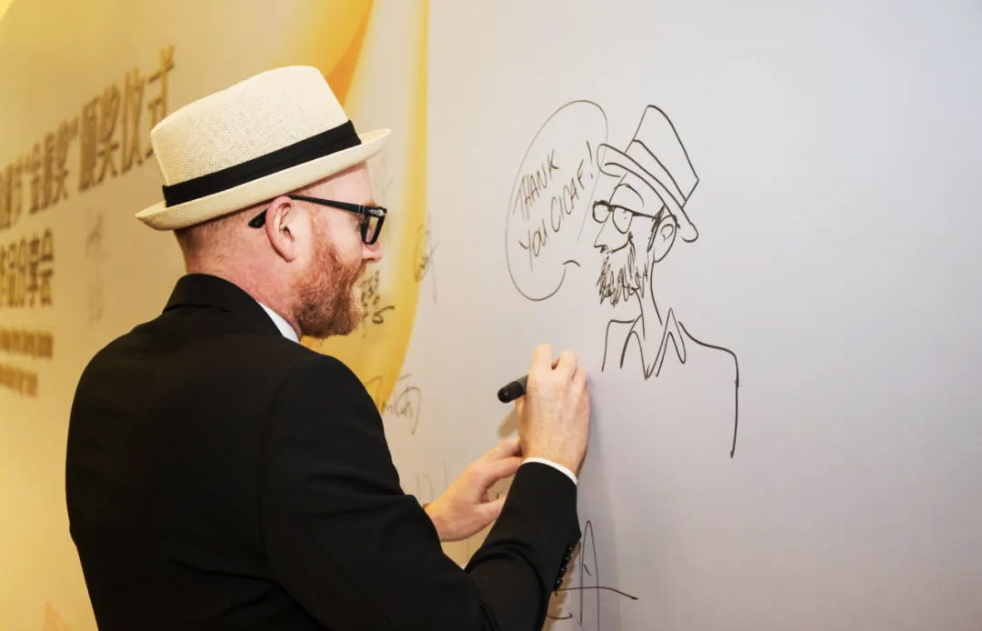 保羅·揚(yáng)在“金猴獎”頒獎儀式簽名墻上簽繪