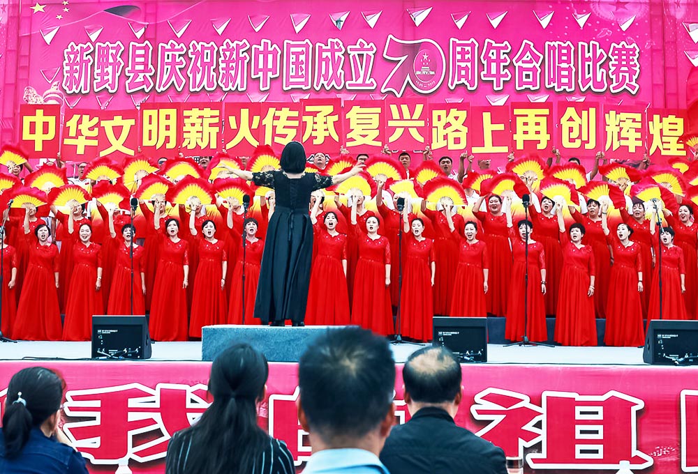 借助扇子、板幅拼湊的舞臺