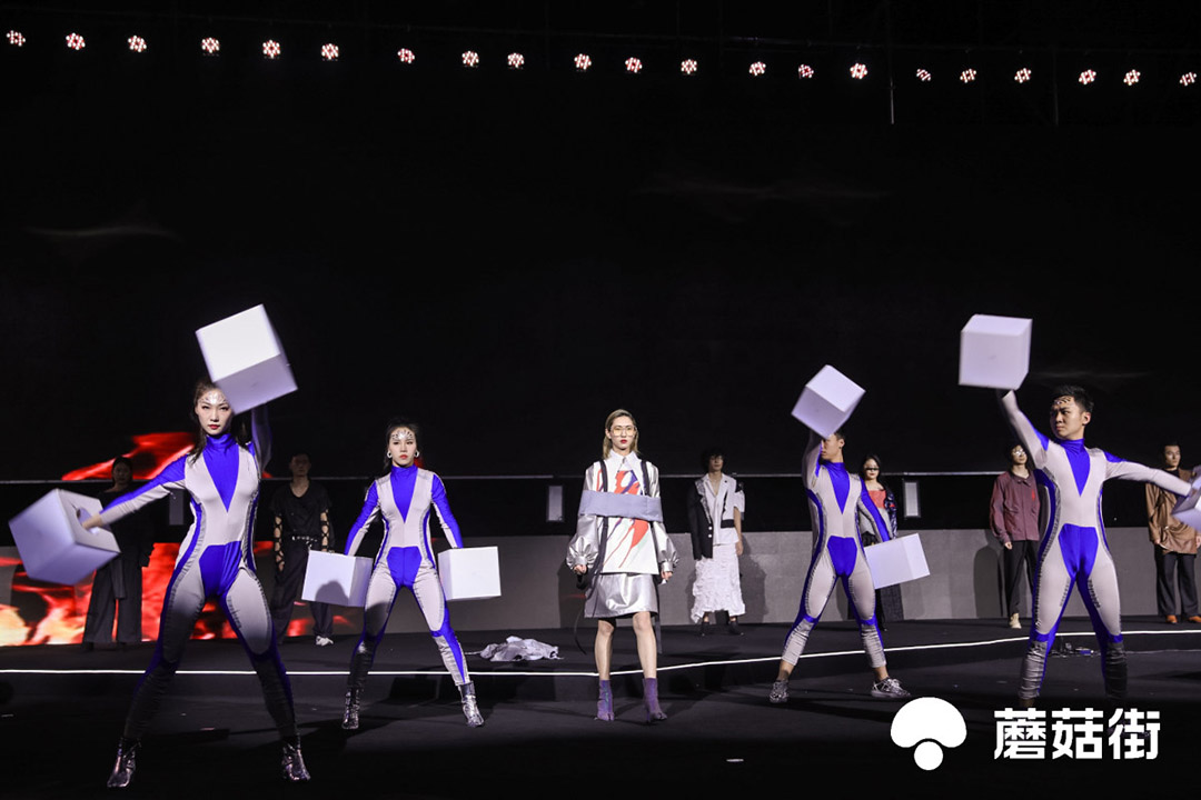 “伊德服人，穿行未來”走秀表演
